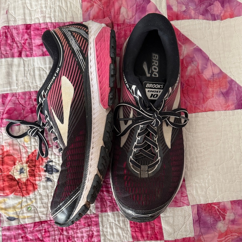 Brooks Ghost 10 Women's Running Shoes in Burgundy and Black